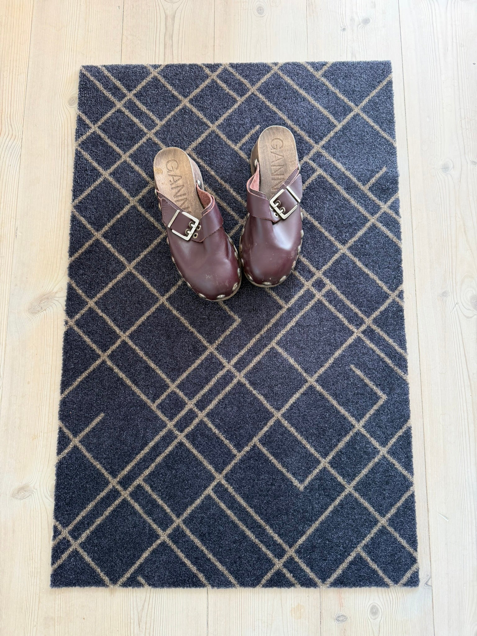 FLOOR MAT 60 x 90 cm - LINES BLUE-GRAY / SAND