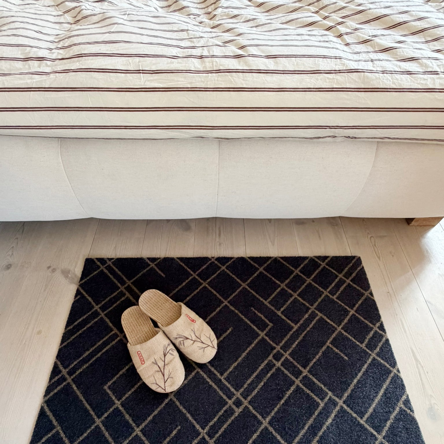 FLOOR MAT 60 x 90 cm - LINES BLUE-GRAY / SAND