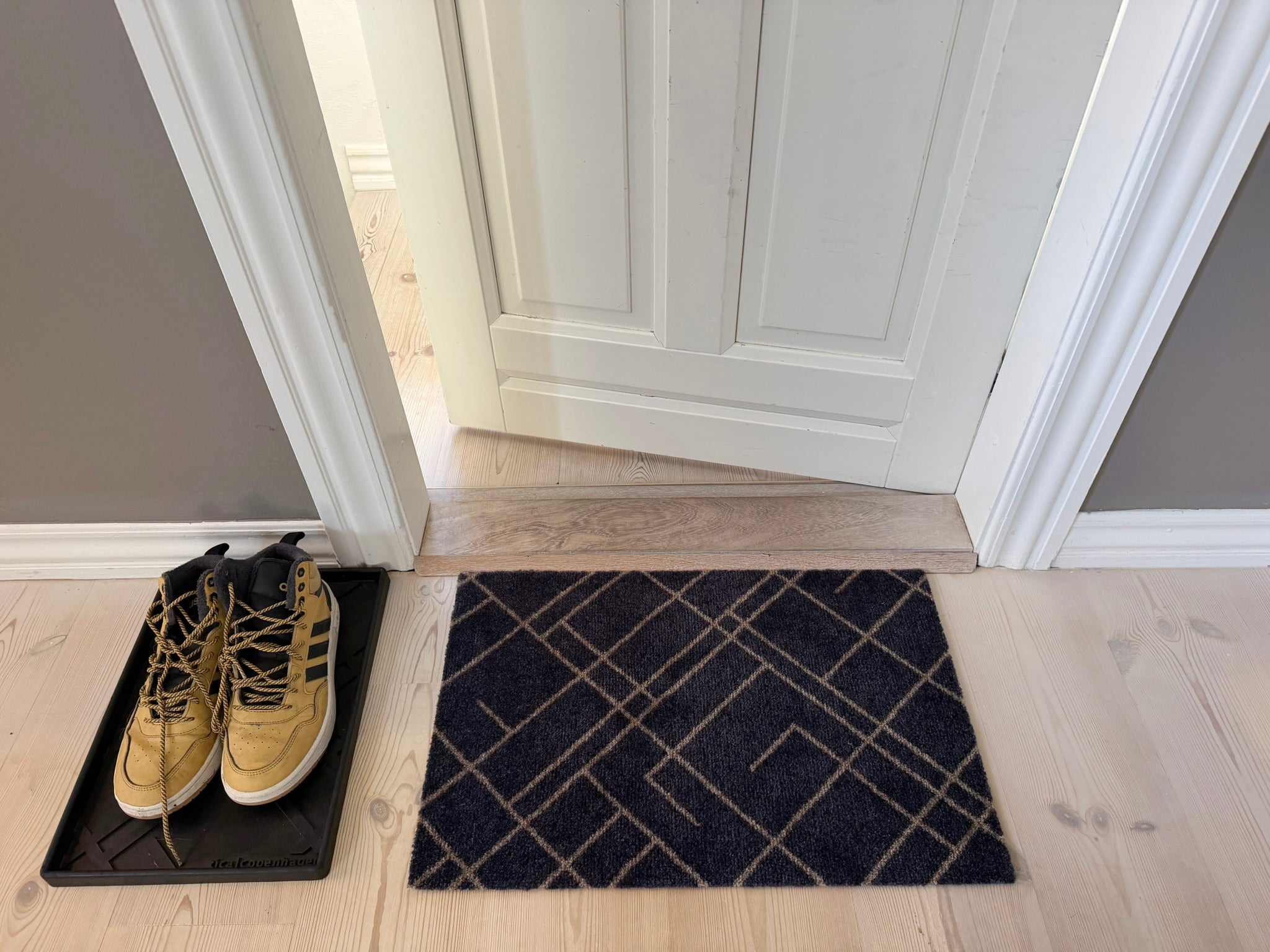 FLOOR MAT 40 x 60 cm - LINES BLUE-GRAY / SAND