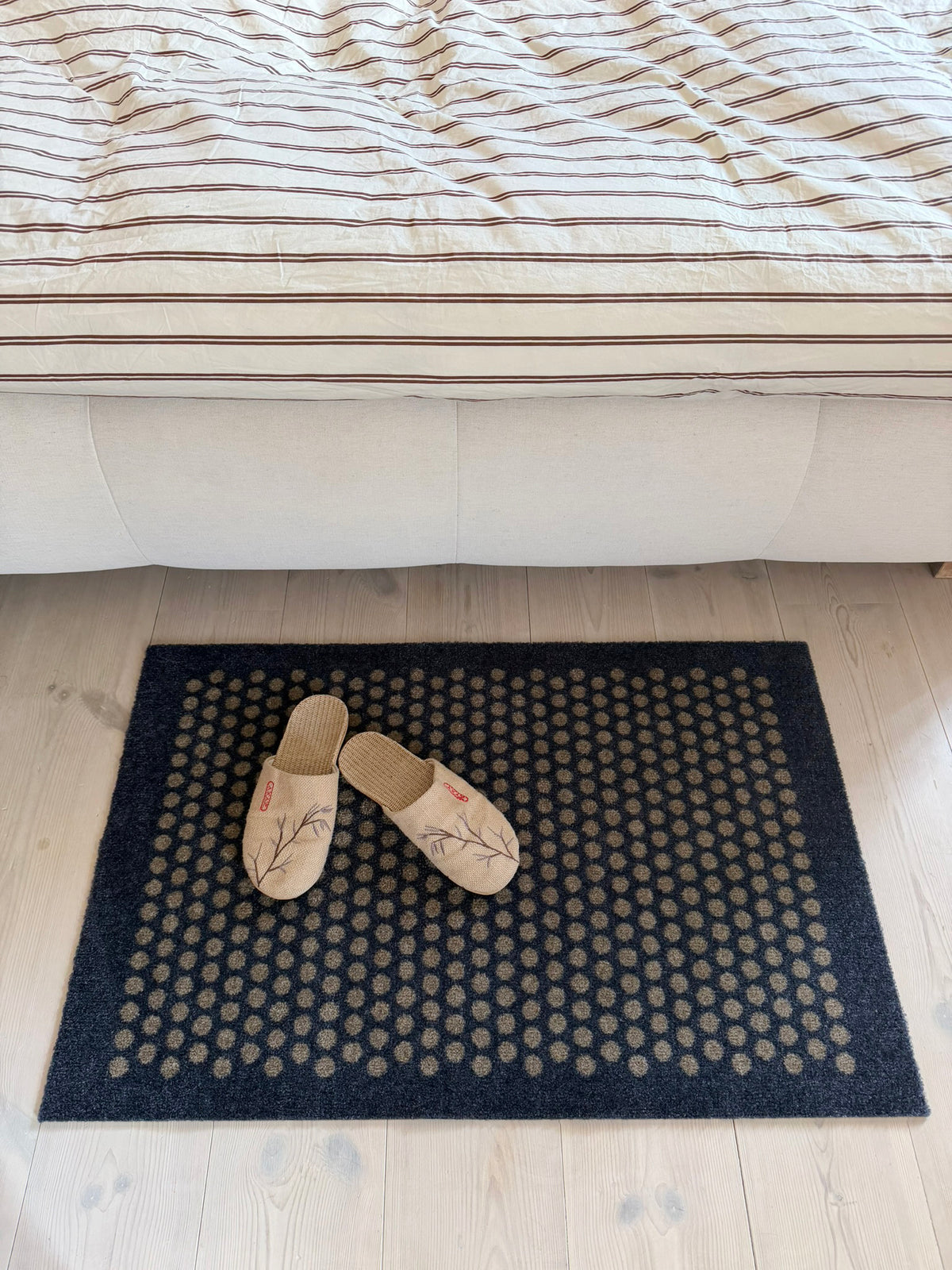 FLOOR MAT 60 x 90 cm - DOT BLUE-GREY / SAND