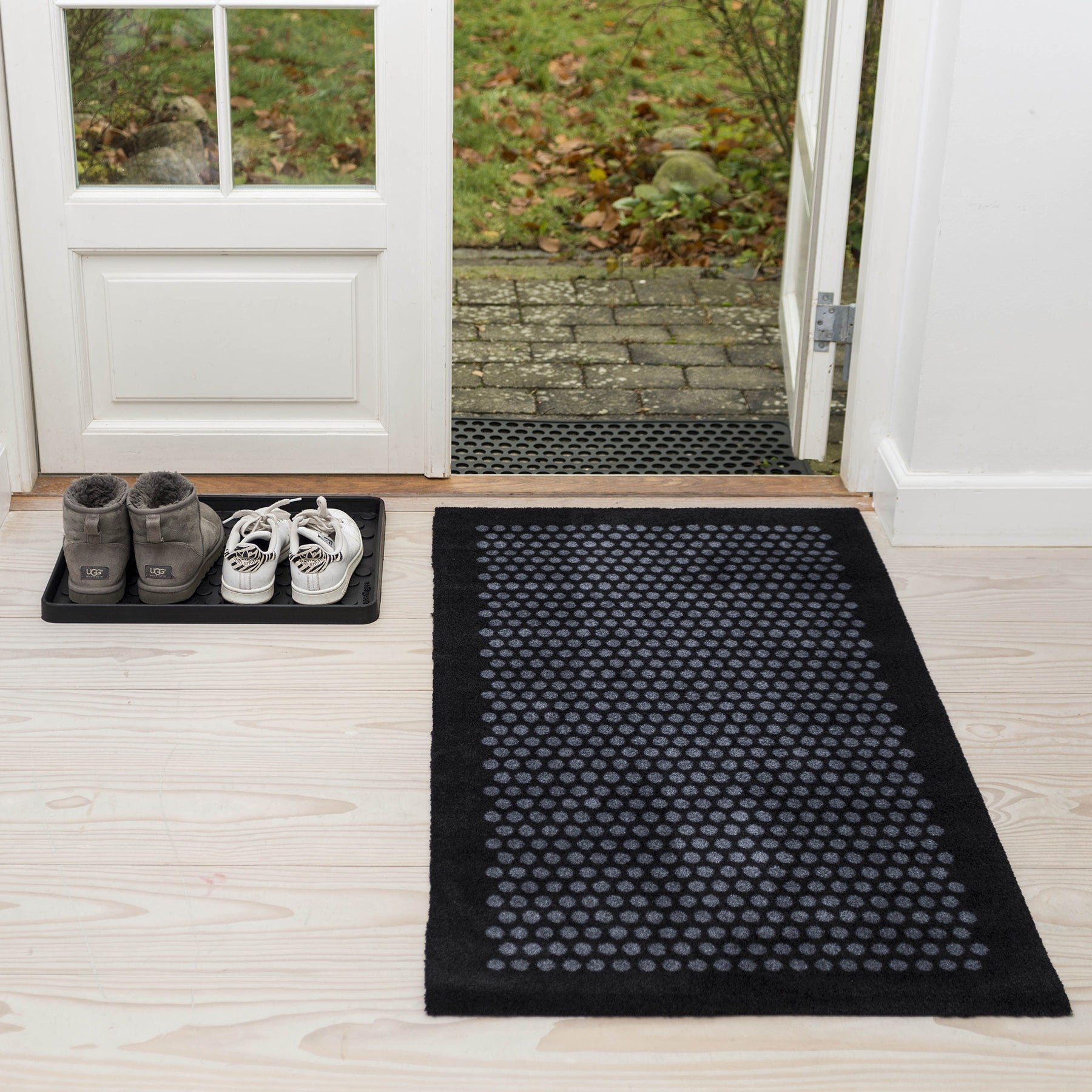 FLOOR MAT 67 x 150 CM - DOT BLACK/GREY