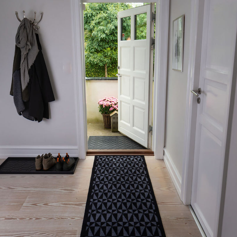 FLOOR MAT 67 x 200 cm - GRAPHIC/BLACK