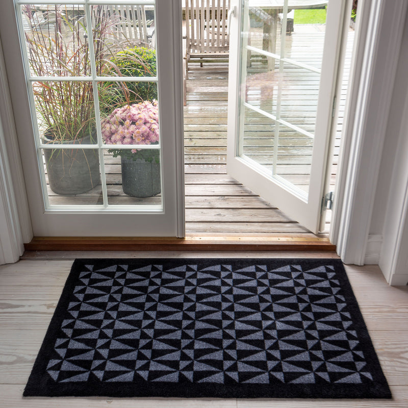 FLOOR MAT 67 x 120 CM - GRAPHIC/BLACK GREY