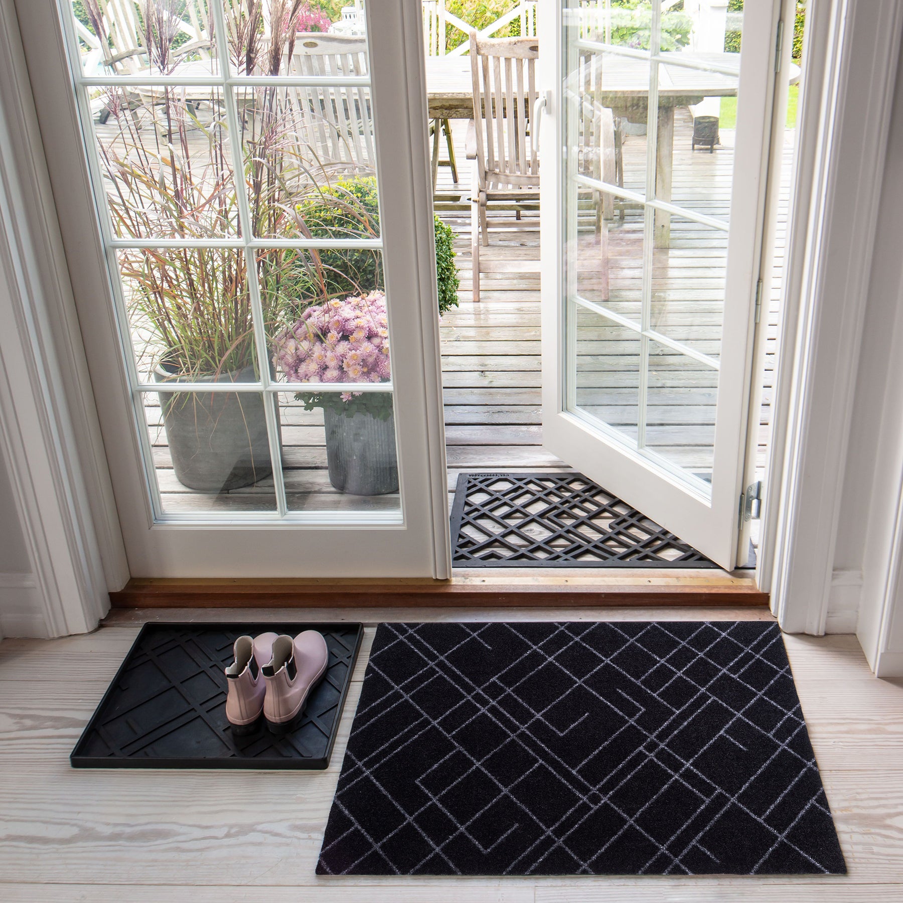FLOOR  MAT 60 x 90 cm - LINES BLACK/GREY